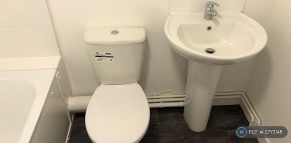 1 bedroom in a flat share to rent - Photo 2