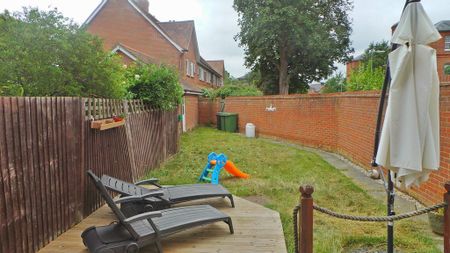 4 bedroom semi-detached house to rent - Photo 5