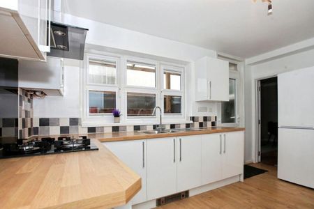 1 bedroom in a house share to rent - Photo 2