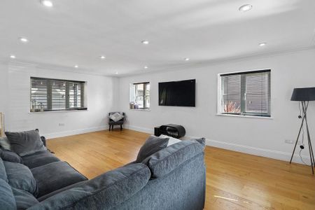 4 bedroom detached house to rent - Photo 2