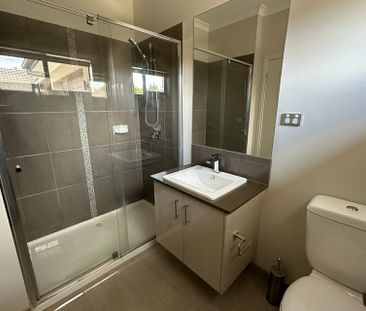 2/125 Fordholm Road, Hampton Park VIC - Photo 4