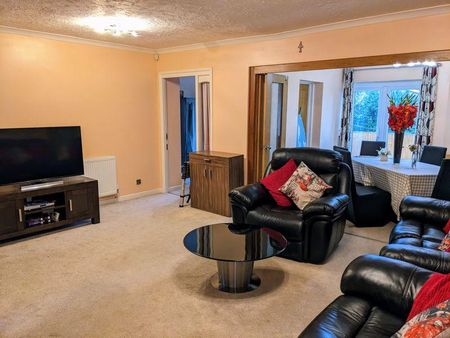 4 bedroom semi-detached house to rent - Photo 2