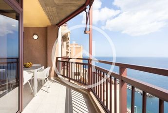 Amplio apartamento de cuatro dormitorios con vistas al mar en Radazul Bajo