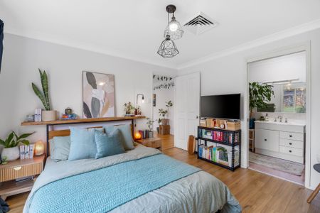 STUNNING FAMILY HOME IN A QUIET CUL DE SAC - Photo 4