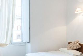 Center-Historic Jewish Quarter: Elegant apartment situated in beautiful Palazzo Nobiliare. Entrance, spacious living with original wood frescoed ceilings, large modern dining and kitchen, 4 bedrooms, 4 Baths, small terrace. #1527