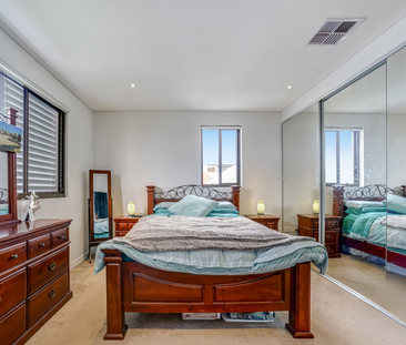 Luxurious Split-Level Townhouse in a Prime Beachside Location - Photo 4
