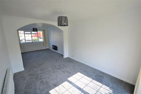4 Bedroom Link Detached To Let - Photo 2