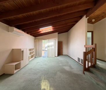 AN EASY STROLL TO MACEDON SQUARE SHOPS! - Photo 4