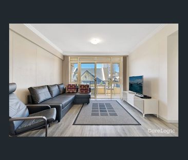 Contemporary sun filled apartment, two blocks from the beach - Photo 3