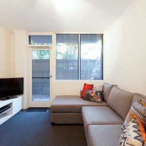 Courtyard One Bedroom - Photo 3