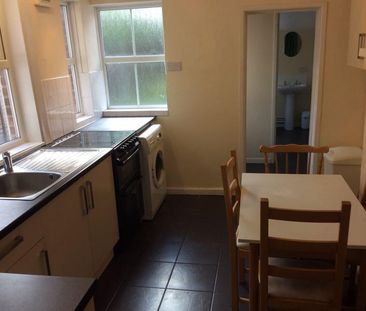 4 bedroom semi-detached house to rent - Photo 6