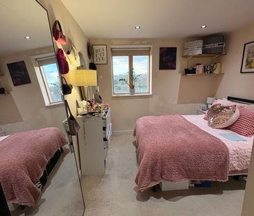 Room in a Shared Flat, Bassett House, SW19 - Photo 2