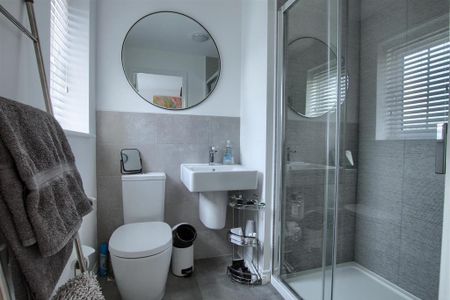 5 bedroom detached house to rent - Photo 2