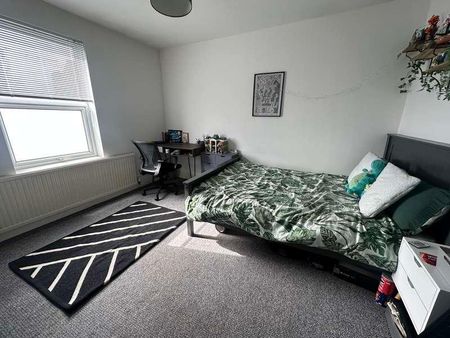 Bed Student House, LN5 - Photo 4
