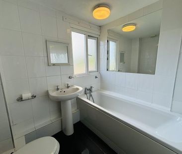 3 bedroom semi-detached bungalow to rent - Photo 6