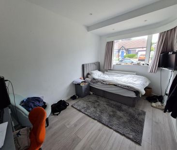 5 bedroom semi-detached bungalow to rent - Photo 3