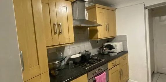 4 Bed Terraced House, Bridge Road, E15 - Photo 2