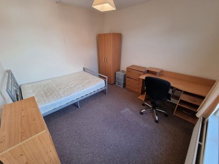 5 Bed Student Accommodation - Photo 2