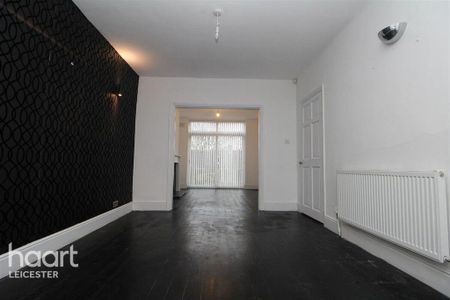 3 bedroom semi-detached house to rent - Photo 3