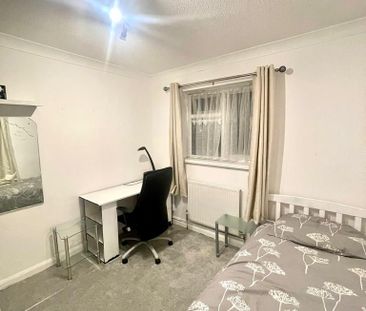 1 bedroom in a house share to rent - Photo 4