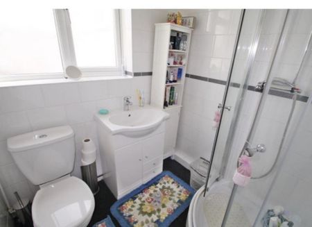 1 bedroom in a house share to rent - Photo 5