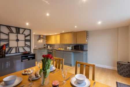 2 bedroom mews to rent - Photo 4