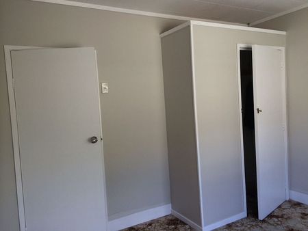 Spacious 4-bedroom rental, Free Fibre Wifi. - Photo 2