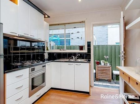 WARM & INVITING VILLA IN GREAT LOCATION - Photo 3