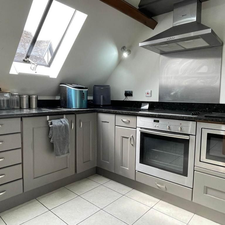 2 bedroom coach house to rent - Photo 1