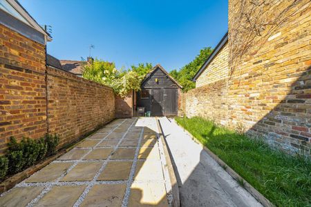 A charming one bedroom cottage situated in the heart of St Michael’s Village, close to the city centre and Verulamium Park - Photo 4