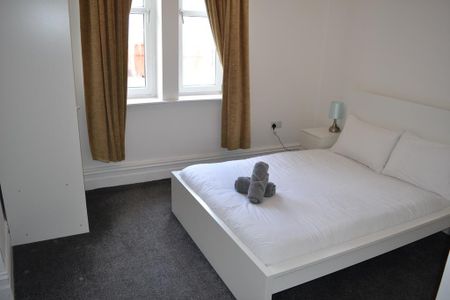 3 bedroom flat to rent - Photo 4