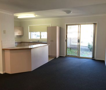 Spacious townhouse within 200m to waterfront and local shops! - Photo 1