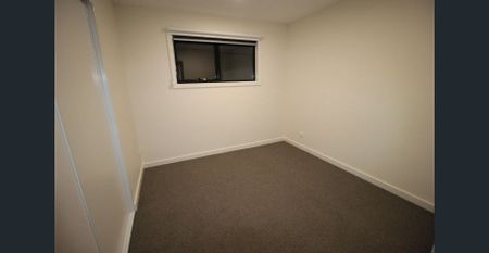 2BR, 1BATH unit, full kitchen, full laundry, lockable garage & private ent area! - Photo 5