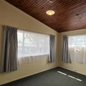 Refreshed 2-bedroom unit - Photo 2