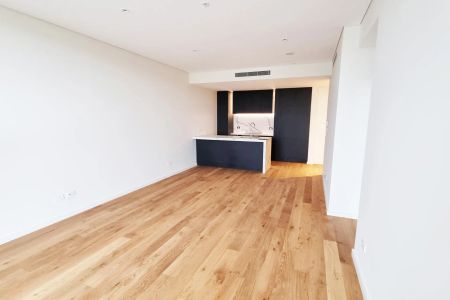 Ultra Modern Two Bedroom Apartment In Ideal Location - Photo 2