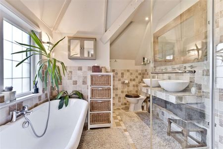 A beautifully presented five bedroom executive home in a most sought after location, minutes from the convenience of Esher high street. - Photo 5