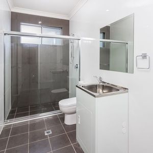 Charming Two-Bedroom Granny Flat in a Prime Location - Photo 2