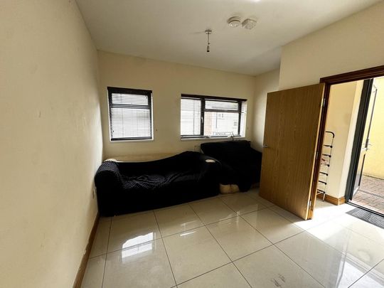 2 bedroom triplex to rent - Photo 1