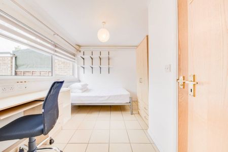 £791 p/w (£3,428 pcm) - Photo 2