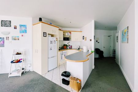 Spacious CBD Apartment - Photo 3