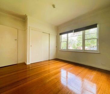 34 Medfield Avenue, Avondale Heights VIC 3034 - Photo 2