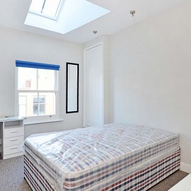 Stunning 6-Bedroom, 6-Bathroom City Centre Apartment Minutes from Hallam University - Photo 1