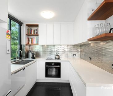 3 Bedroom Riverfront Apartment Available in New Farm! - Photo 5