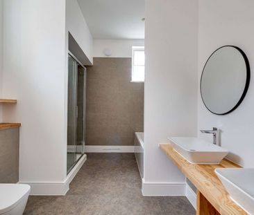 An exceptional two bedroom duplex apartment offering generous accom... - Photo 3