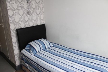 1 bedroom in a flat share to rent - Photo 2