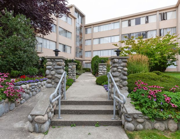 Hollies | 6450 East Boulevard, Vancouver - Photo 1