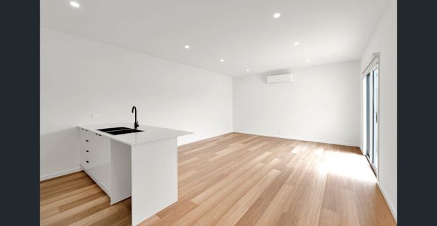 Comfort & Convenience in a Modern Setting - Photo 1