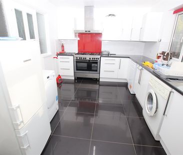 3 bedroom End Terraced to let - Photo 3