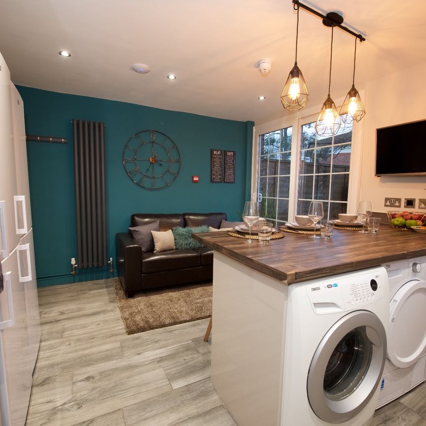 Great Central Location Near the High Street Room 2 - Photo 1