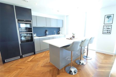 Luxurious Fully Furnished Two Double Bedroom, Two Bathroom Corner Apartment on the 31st floor of the exclusive Deansgate Square with far reaching views of the city. - Photo 4